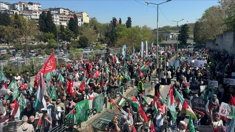 مئات المتظاهرين في إسطنبول يعبرون عن استنكارهم لتواطؤ الولايات المتحدة بإبادة غزة