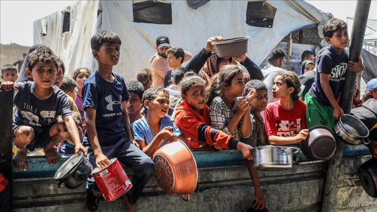 حكومة غزة تحذر: المجاعة تهدد حياة 65 ألف طفل بسبب الحصار الإسرائيلي