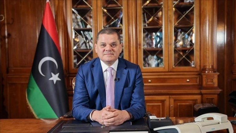الدبيبة يعلن عودة الهدوء في طرابلس بعد اشتباكات مسلحة ومقتل زعيم جماعة مسلحة.