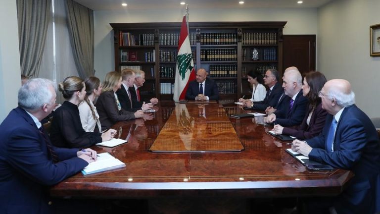 الرئيس اللبناني يعلن عن تشكيل لجان مشتركة لمعالجة مسألة السلاح في المخيمات الفلسطينية