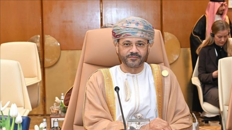 وزير خارجية عُمان: يؤكد على ضرورة تحقيق نتائج متوازنة في المفاوضات النووية بين إيران وأمريكا.