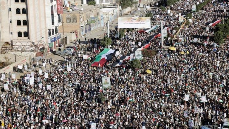 مئات الآلاف يتظاهرون في اليمن دعماً لغزة وتنديداً بالإبادة الإسرائيلية المدعومة أمريكياً