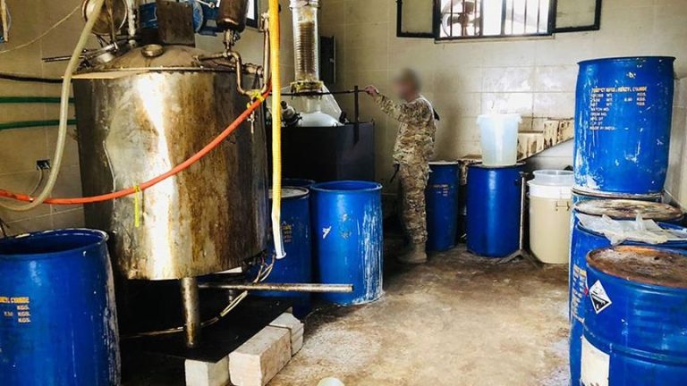 الجيش اللبناني يضبط مصنع كبتاغون كبير قرب الحدود مع سوريا في خطوة حاسمة لمكافحة المخدرات