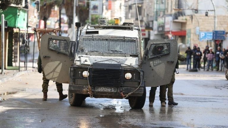 حماس تدين تصعيد الاقتحامات الإسرائيلية وتعتبر استهداف مكاتب الصرافة “حرباً على مقومات الصمود”.