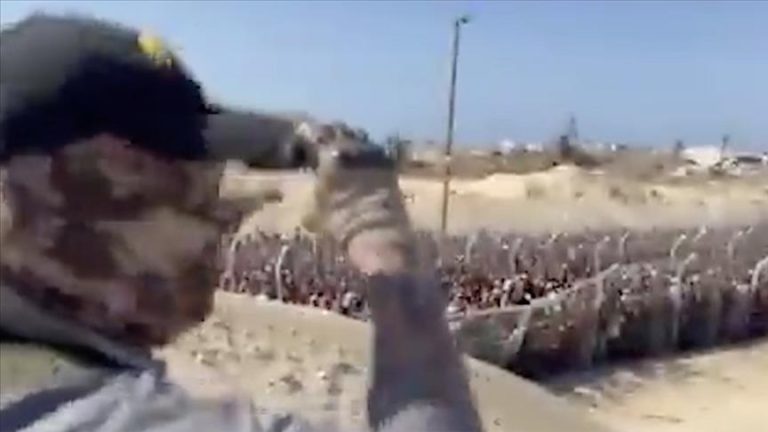 عناصر أمريكية وإسرائيلية تستهزئ بسكان غزة أثناء توزيع المساعدات