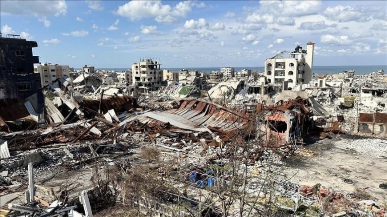الدفاع المدني الفلسطيني أكثر من 100 شهيد وعشرات المفقودين تحت الأنقاض جراء استهداف 11 منزلاً مأهولاً شمال غزة.