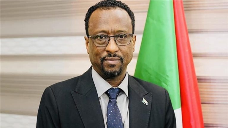 السلطات السودانية تعلن إعادة تشغيل مطار بورتسودان الدولي عقب تعرضه لقصف بطائرات مسيرة.