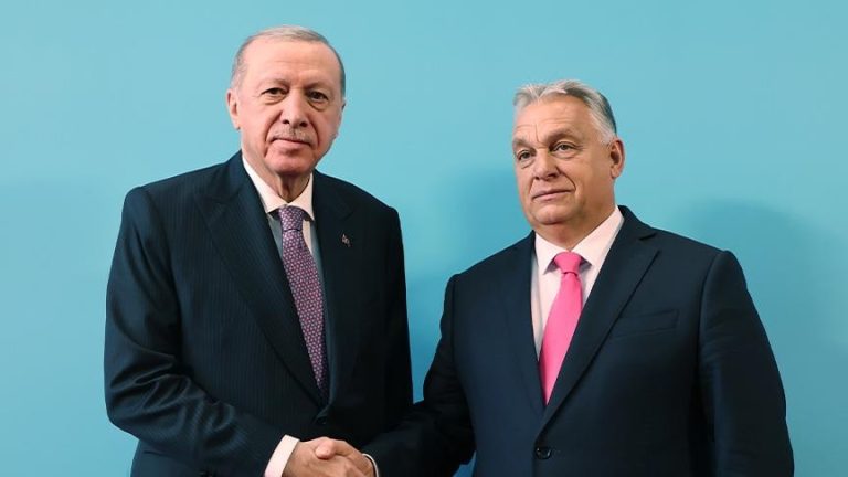 أردوغان يلتقي قادة منظمة الدول التركية في قمة بودابست