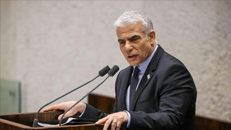 لابيد يدعو نتنياهو لتوسيع الهجمات على اليمن: “كف عن الجبن والتسويف”