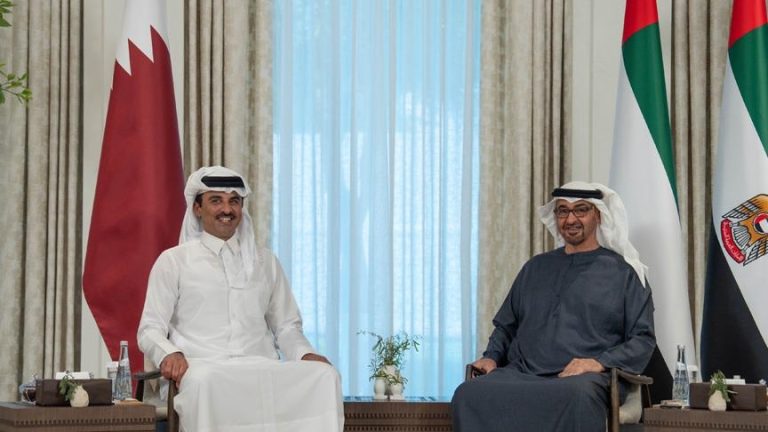 رئيس الإمارات وأمير قطر يعززان التعاون خلال لقاء تاريخي في أبوظبي