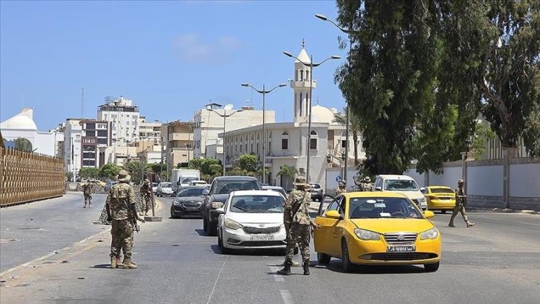 مصر تدعو جميع الأطراف الليبية إلى ضبط النفس وتناشد مواطنيها بالبقاء في منازلهم