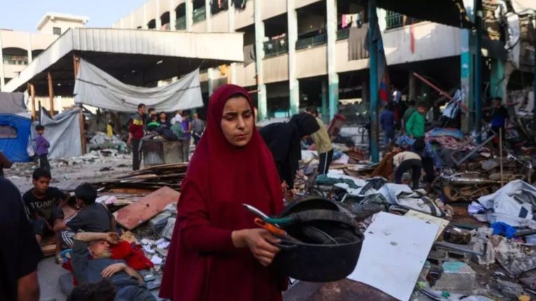 إذاعة فرنسا الدولية : قصف إسرائيلي يقتل أكثر من 50 شخصًا في غزة ويستهدف مدرسة تأوي نازحين.