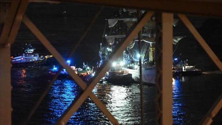 اصطدام سفينة للبحرية المكسيكية بجسر بروكلين يودي بحياة شخصين وإصابة 19 آخرين