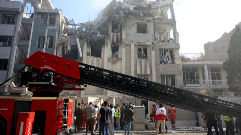إسرائيل تهاجم منشآت نووية ومخازن وقود ومطار في إيران