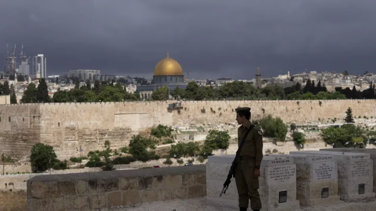 حماس تطالب الجميع بالتحرك الفوري لوقف العربدة الإسرائلية في القدس