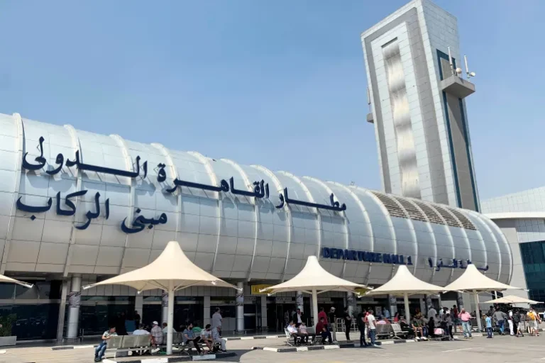 السلطات المصرية ترحل عشرات النشطاء الأجانب المشاركين في “المسيرة العالمية إلى غزة”