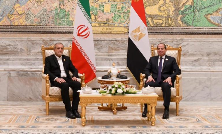 السيسي يؤكد لبزشكيان إدانة قصف إيران لقاعدة العديد