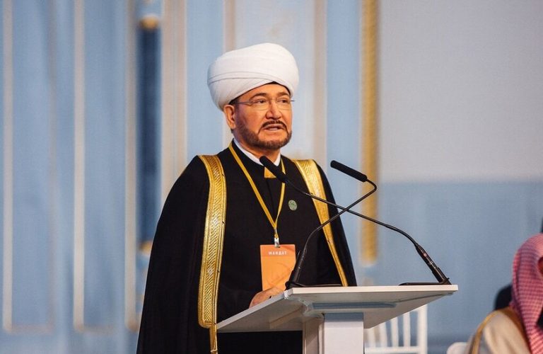 الأزهر يضم رئيس مسلمي روسيا لمجلس حكماء المسلمين