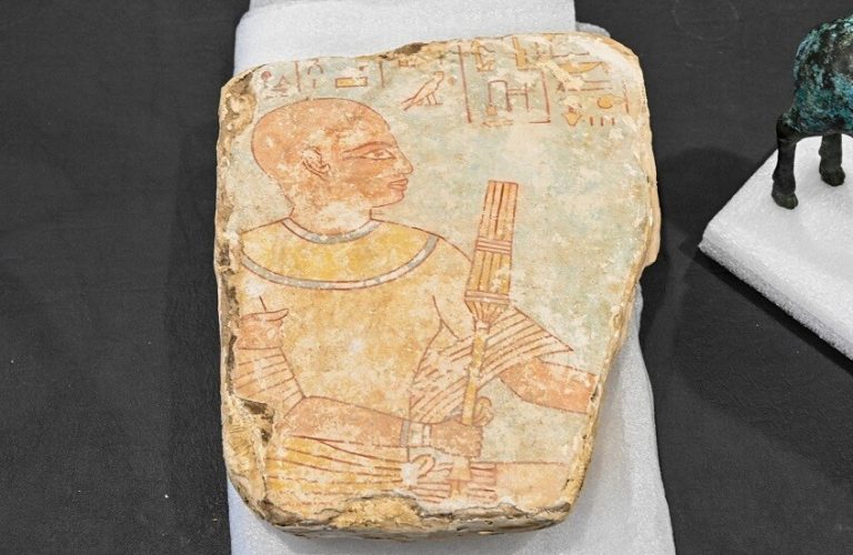 مصر تسترد آثارا مهربة من نيويورك بينها إناء الإله “بس”
