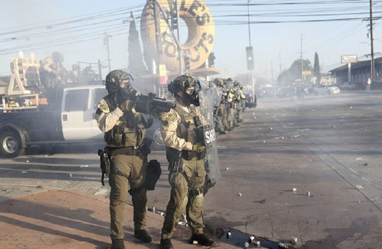 احتجاجات عنيفة في كاليفورنيا..وترامب يأمر بنشر 2000 عنصر من الحرس الوطني لمواجهتها