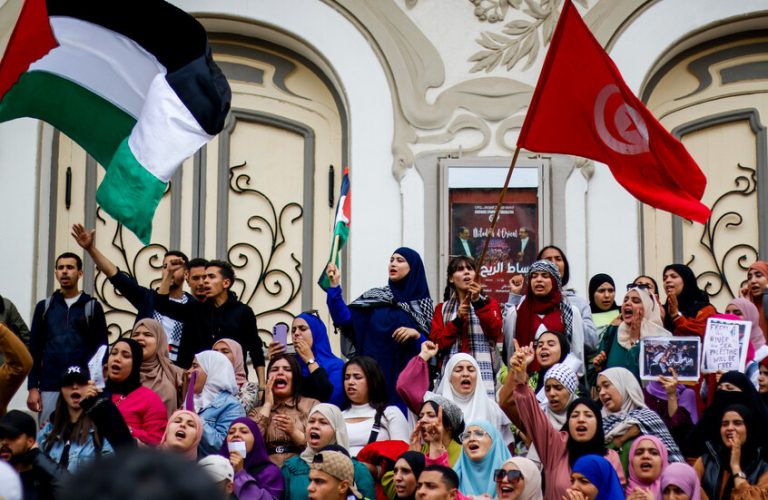 تونس..تجمع كبير في العاصمة لانطلاق قافلة “الصمود” لكسر الحصار عن غزة