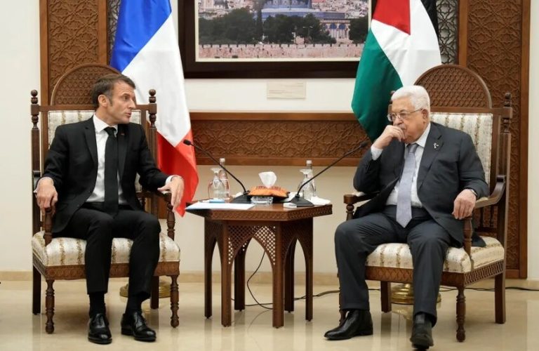 محمود عباس يقدم تعهدات غير مسبوقة لفرنسا بتجريد “حماس” من سلاحها