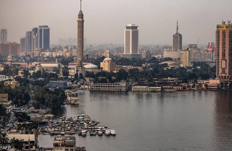 السيسي يخصص أرضا ضخمة بالبحر الأحمر لصالح وزارة المالية لخفض الدين العام للدولة