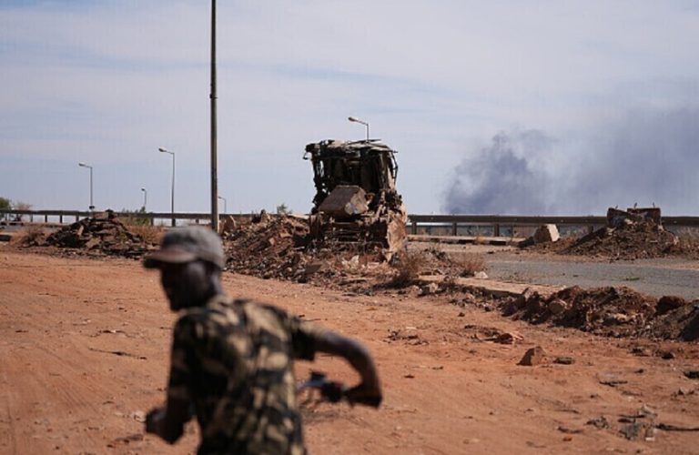 السودان.. مقتل 8 بالفاشر واتهامات لحفتر بمساندة الدعم السريع