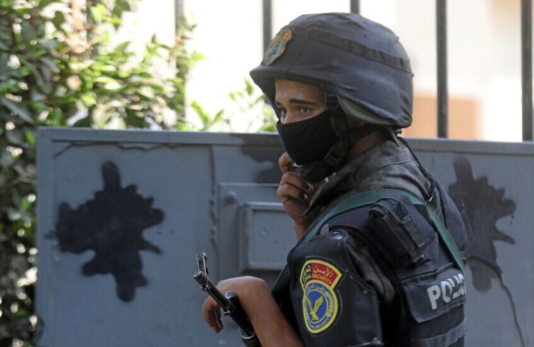 مصر.. الأمن يلقى القبض على تشكيل عصابي من رجال الأعمال يهربون مخدر “الآيس” لدول عربية