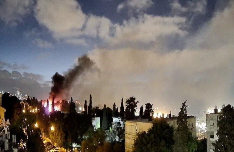 إيران تضرب مطار بن غوريون في تل أبيب وميناء حيفا بنحو 30 صاروخ