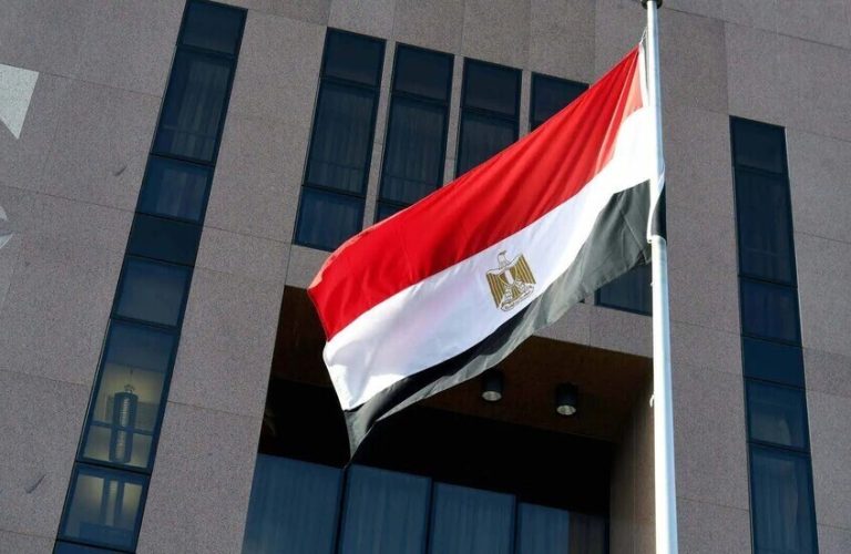 مصر تُوجّه رسالة لمواطنيها في إيران بتوخي الحذر والبقاء في أماكن آمنة