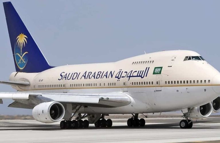 هبط مضطراً بمطار القاهرة..وفاة قائد طائرة سعودية أثناء رحلة إلى لندن