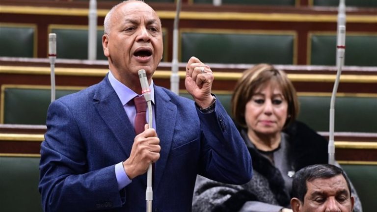 مصطفى بكري يطالب باستدعاء رئيس الحكومة وسط خلاف حاد حول قانون الإيجار القديم بمجلس النواب