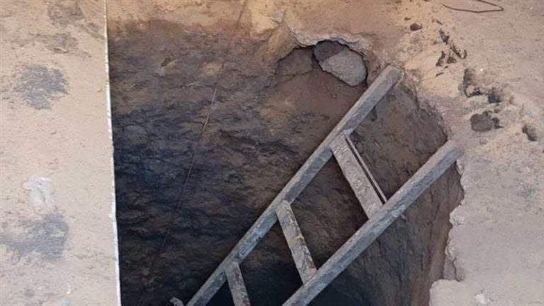 بالصور: اكتشاف حفرة للتنقيب عن الآثار داخل قصر ثقافة الطفل بالأقصر خلال زيارة الوزير.