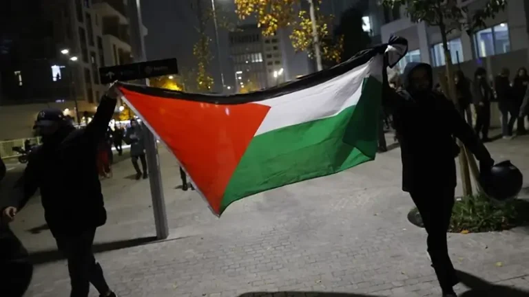 عمدة شالون سور سون الفرنسية يحظر رفع العلم الفلسطيني ويعتبره رمزًا للفوضى