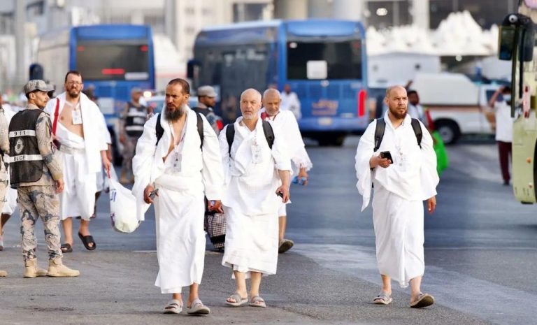حجاج بيت الله يتوافدون إلى مشعر منى لقضاء يوم التروية