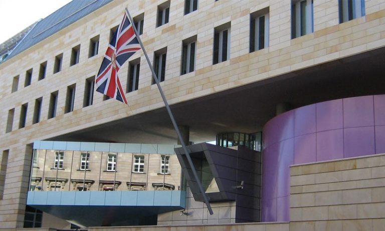 بريطانيا تسحب موظفي سفارتها من إيران مؤقتًا بسبب التصعيد العسكري