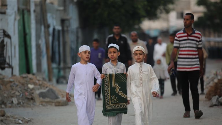 الفلسطينيون في غزة يحتفلون بعيد الأضحى على أنقاض المساجد المدمرة