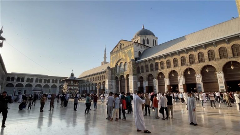 آلاف المصلين يحتفلون بعيد الأضحى في الجامع الأموي بدمشق بعد نهاية حكم الأسد