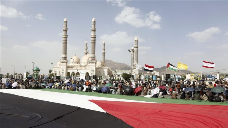 آلاف اليمنيين يشاركون في وقفات احتجاجية دعماً لغزة وتنديداً بالإبادة الإسرائيلية