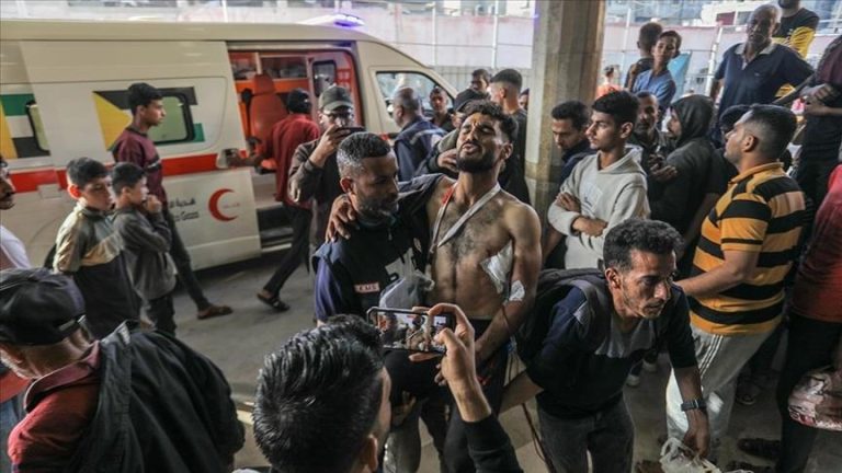 إسرائيل تقتل 30 فلسطينيا في رفح جراء إطلاق نار خلال توزيع المساعدات.