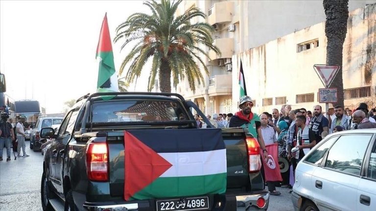 قافلة “الصمود” المغاربية ترابط على أبواب سرت الليبية وتتمسك بالعبور نحو غزة: لا عودة للخلف