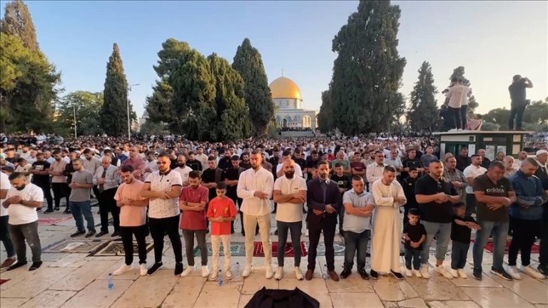80 ألف فلسطيني يؤدون صلاة عيد الأضحى في المسجد الأقصى وسط قيود إسرائيلية صارمة