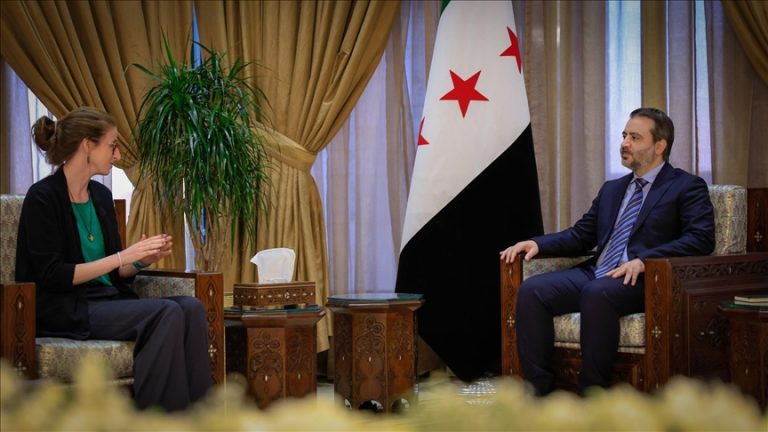أسعد الشيباني يجري مباحثات مع وفد من “العفو الدولية”