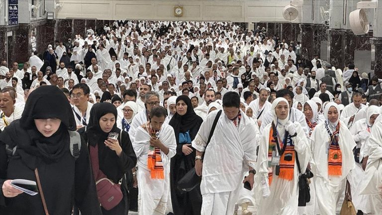 الحجاج يبدأون أول أيام التشريق في مناسك الحج
