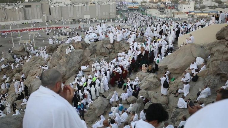 حجاج بيت الله الحرام يتوافدون إلى منى استعداداً ليوم التروية