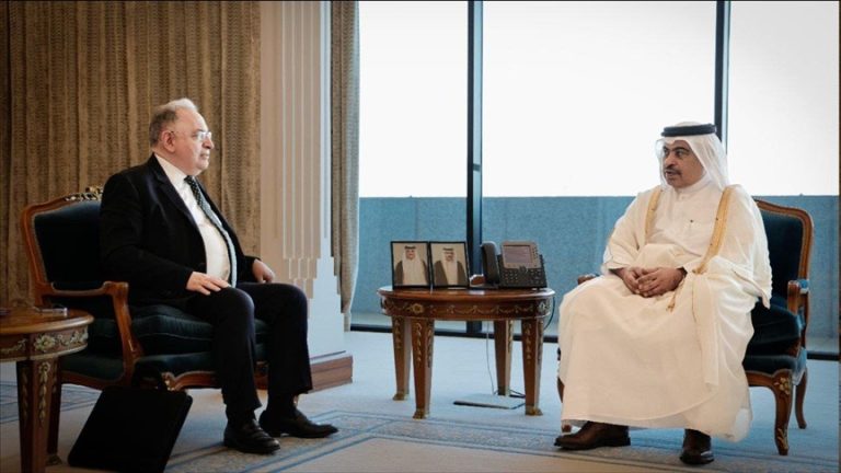 وزير المالية السوري يلتقي مع نظيره القطري لبحث سبل تعزيز التعاون بين البلدين.