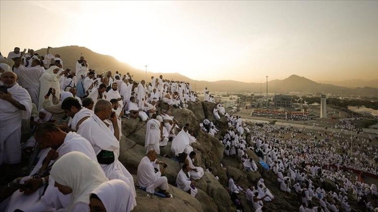 حجاج بيت الله الحرام يبدأون التوجه إلى صعيد عرفات الطاهر في أجواء روحانية مفعمة بالإيمان
