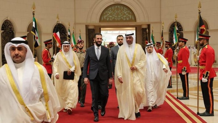 أحمد الشرع يبدأ زيارة رسمية إلى الكويت، سابع دولة عربية يزورها منذ توليه المنصب