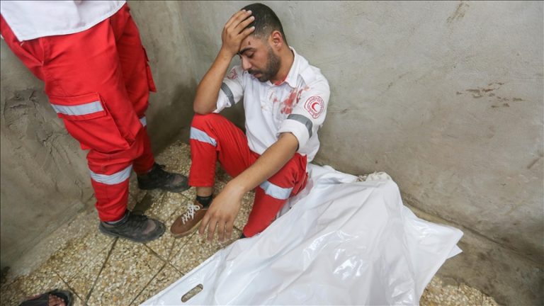 الجيش الإسرائيلي يقتل 3 مسعفين فلسطينيين في قصف همجي بغزة